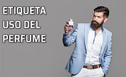 Un hombre muestra un frasco de perfume