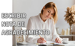 Una mujer escribe una nota de agradecimiento