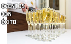 Un camarero llena copas de cava para servir en un evento