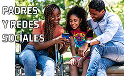 Padres enseñando a su hija el manejo de las redes sociales