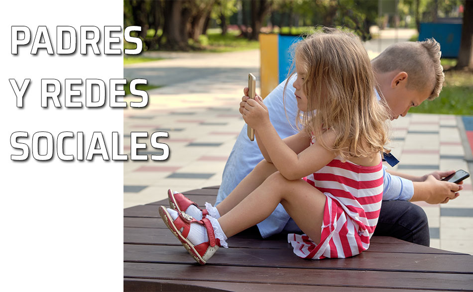 Dos niños usando su teléfono móvil