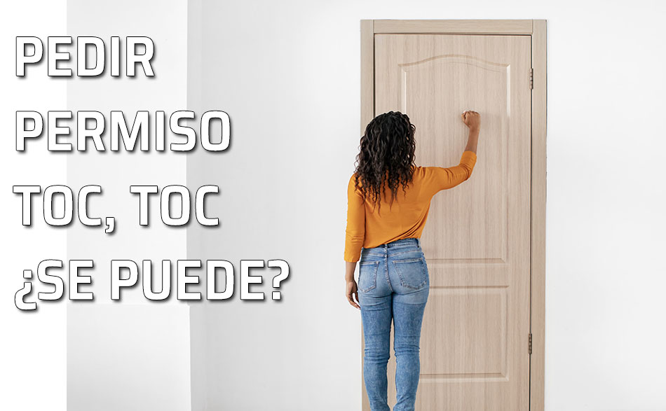 Una mujer llama a la puerta antes de entrar