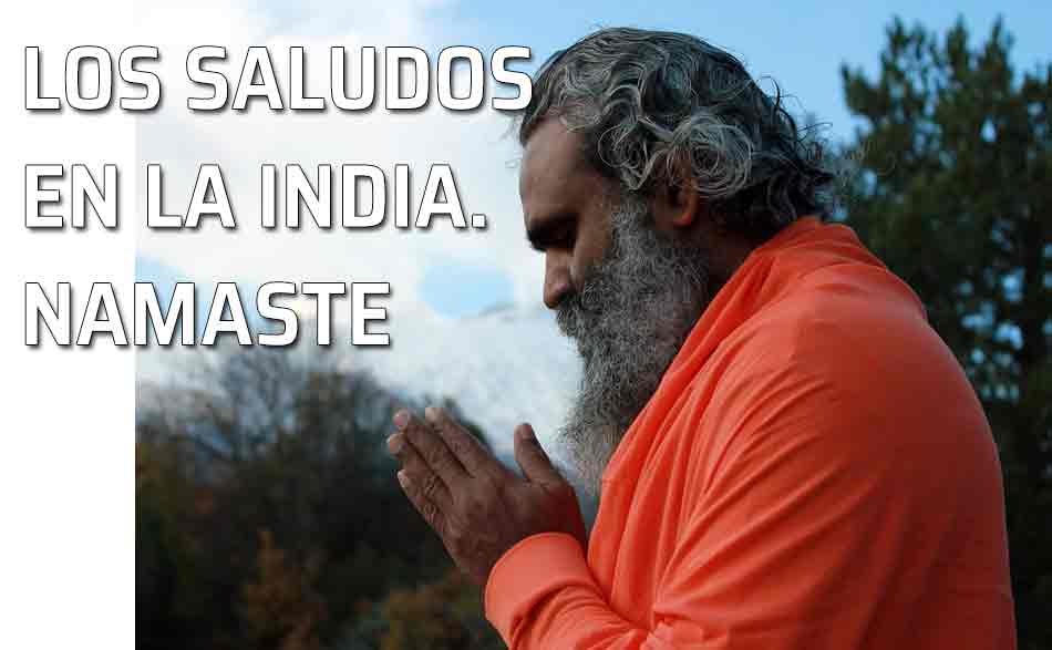Hombre saludando Namaste. Reglas de etiqueta para saludar en la India