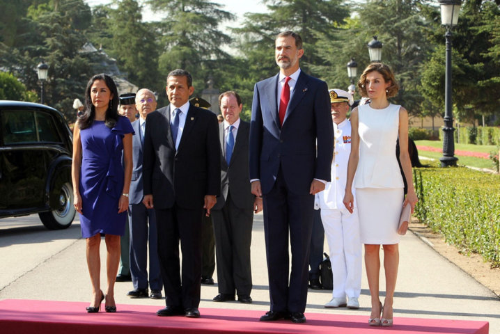 Himno de España. Los Reyes y el Presidente de Perú y su esposa, durante la interpretación del Himno de España