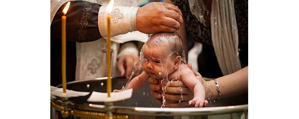 Protocolo y etiqueta en los bautizos. Ceremonia del bautizo. Invitados, padrinos, regalos de bautizo