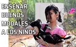 Niña con un perrito en brazos