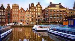 Embarcaciones en un canal de Amsterdam.