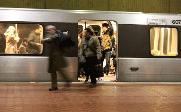 Parada de metro de West Falls Church Station.