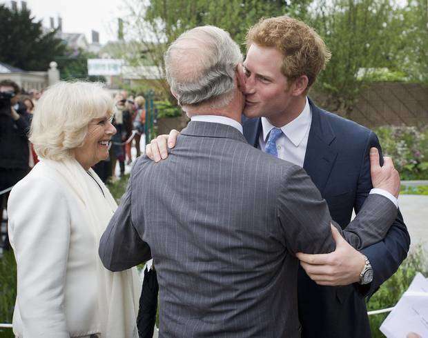 Beso familiar. En occidente en general y en los países latinos en particular los besos familiares entre hombres son muy frecuentes. El Príncipe Harry besa a su padre el Príncipe Carlos en compañía de Camila en 2011