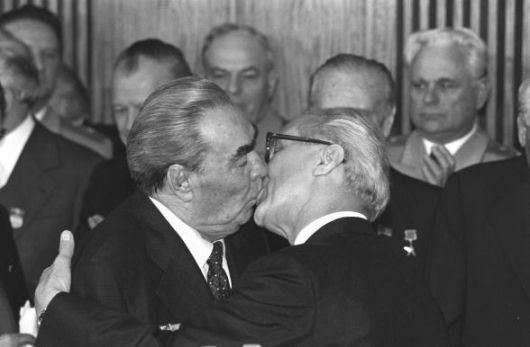 Erich Honecker (RDA) y  Leonid Brezhnev (URSS) se besan al finalizar la celebración del 30 aniversario de la RDA en Berlín Este en 1979