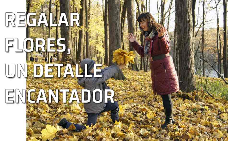 Un niño regala flores a su madre