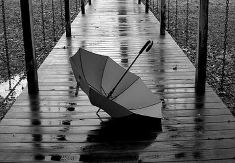 Un paraguas en el suelo.