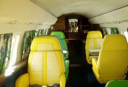 Interior de un avión privado.