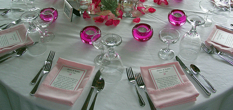 Mesa de boda con menu en el plato.