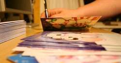 Escribiendo postales de Navidad.