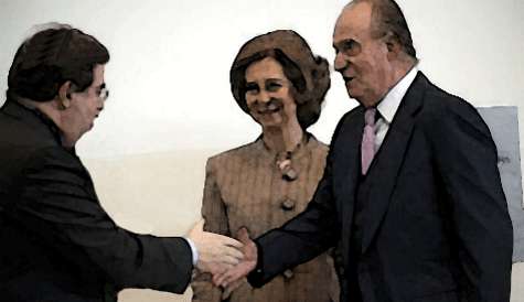 Don Juan Carlos I y Doña Sofía saludando.