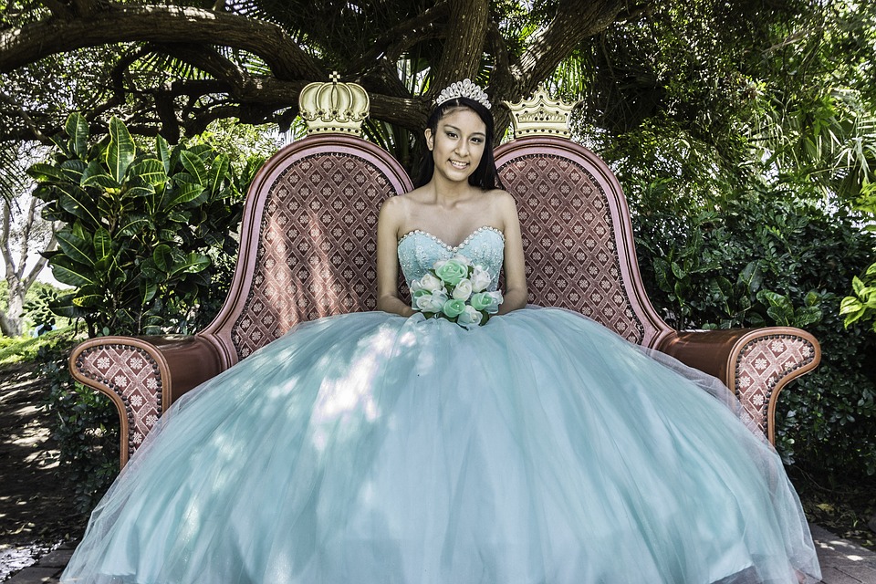 La de los quince años El vestido el peinado y...