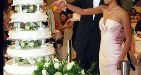 Boda. Corte tarta de boda.