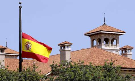 Bandera española a media asta.