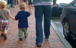 Caminar por la calle.