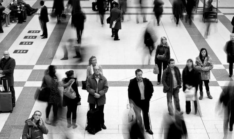 Espera en el hall de estación de London Town.