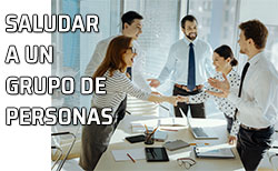 Saludos a grupo de personas en una oficina