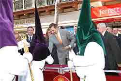 Sevilla. Semana Santa. Don Felipe recibe el saludo de los cofrades de la Hermandad de la Redención en el beso de Judas