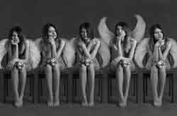 La desnudez, comodidad, y sensualidad. Mujeres ángeles desnudas