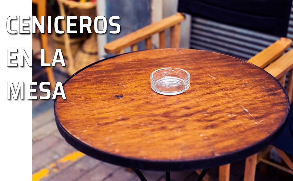 Un cenicero sobre la mesa de un bar