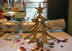 Mesa decorada con motivos navideños.