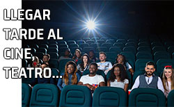 Espectadores viendo una película en un cine