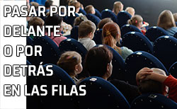 Grupo de espectadores en sus asientos viendo una película