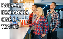 Un grupo de amigos comprar palomitas en el bar del cine durante un descanso