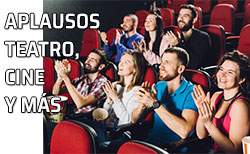 Un grupo de espectadores aplaude durante una proyección de cine