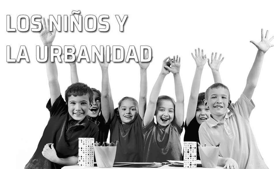 Grupo de niños quieren hacer una pregunta