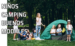 Grupo de niños se divierten en un camping