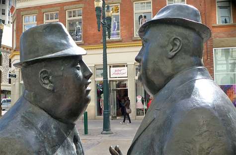 De tú o de usted - Escultura de dos personas charlando