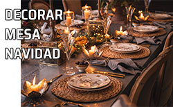 Mesa elegante decorada para una cena de Navidad