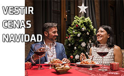 Pareja elegantemente vestida cena Navidad