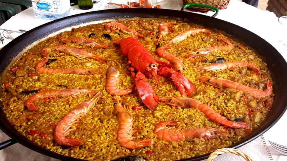 Cena de amigos y familiares. Paella